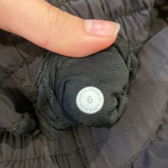 Lululemon Hotty Hot Shorts 2.5 inch Size 6 - Picture 11 of 12